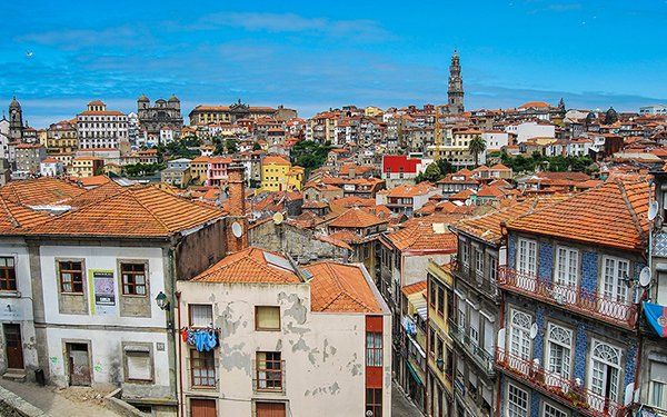 Uma vista aérea de uma cidade com muitos edifícios e telhados.
