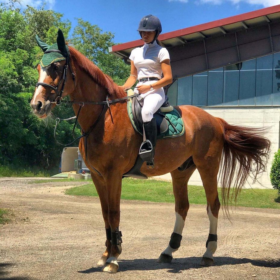 fantina che bacia un cavallo