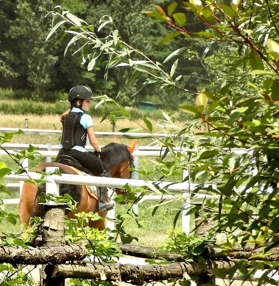 tre bambini a lezione di equitazione