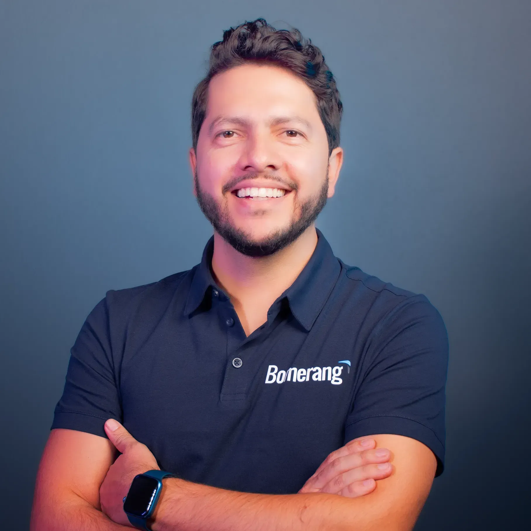 Hombre con barba y cabello oscuro, 
