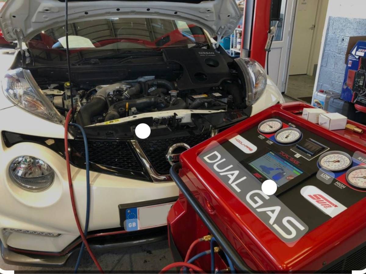 Dual gas air con recharge machine connected to a car in our Reading workshop