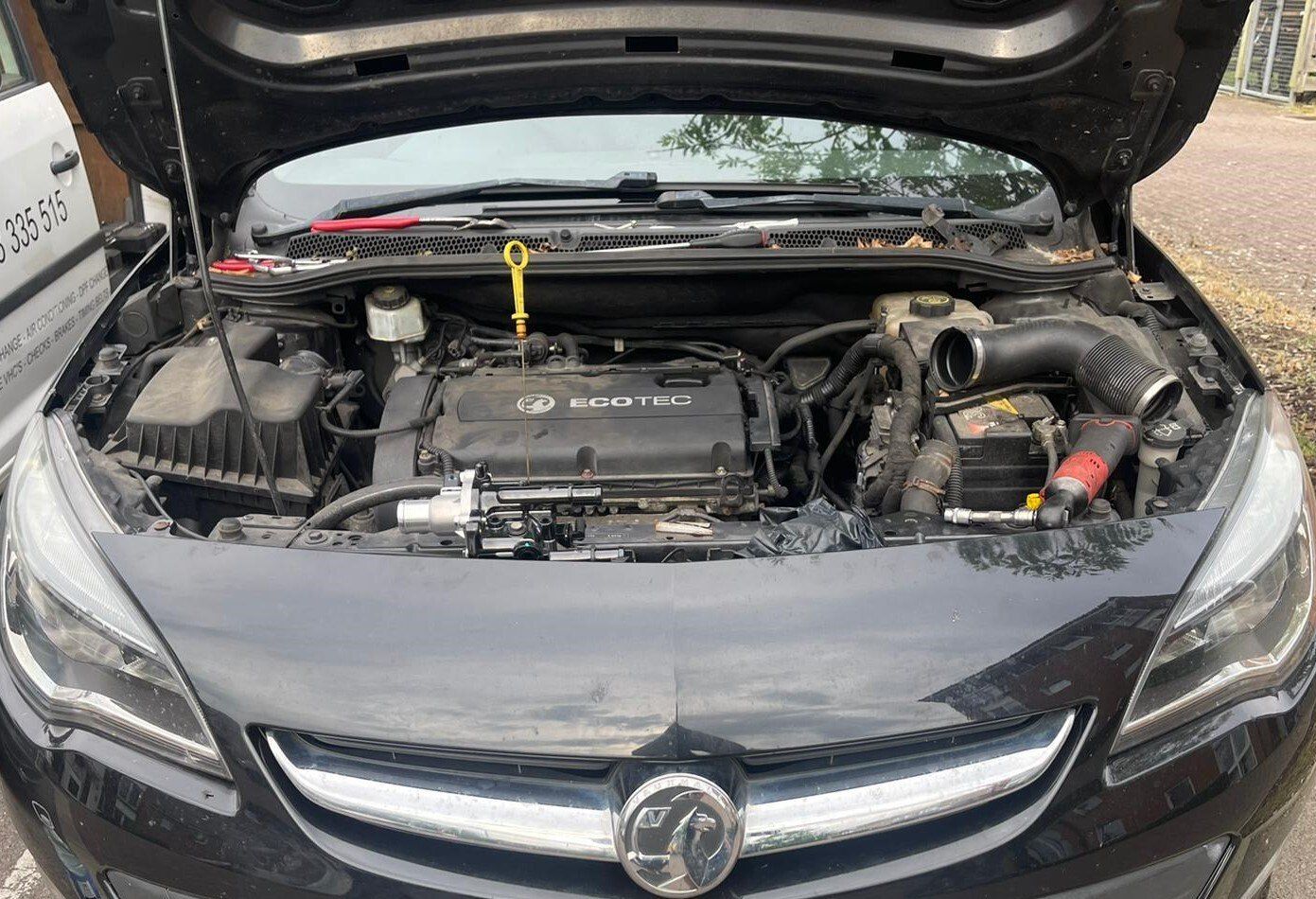 Mobile Mechanic Reading  car repairs to to thermostat and throttle breather pipe