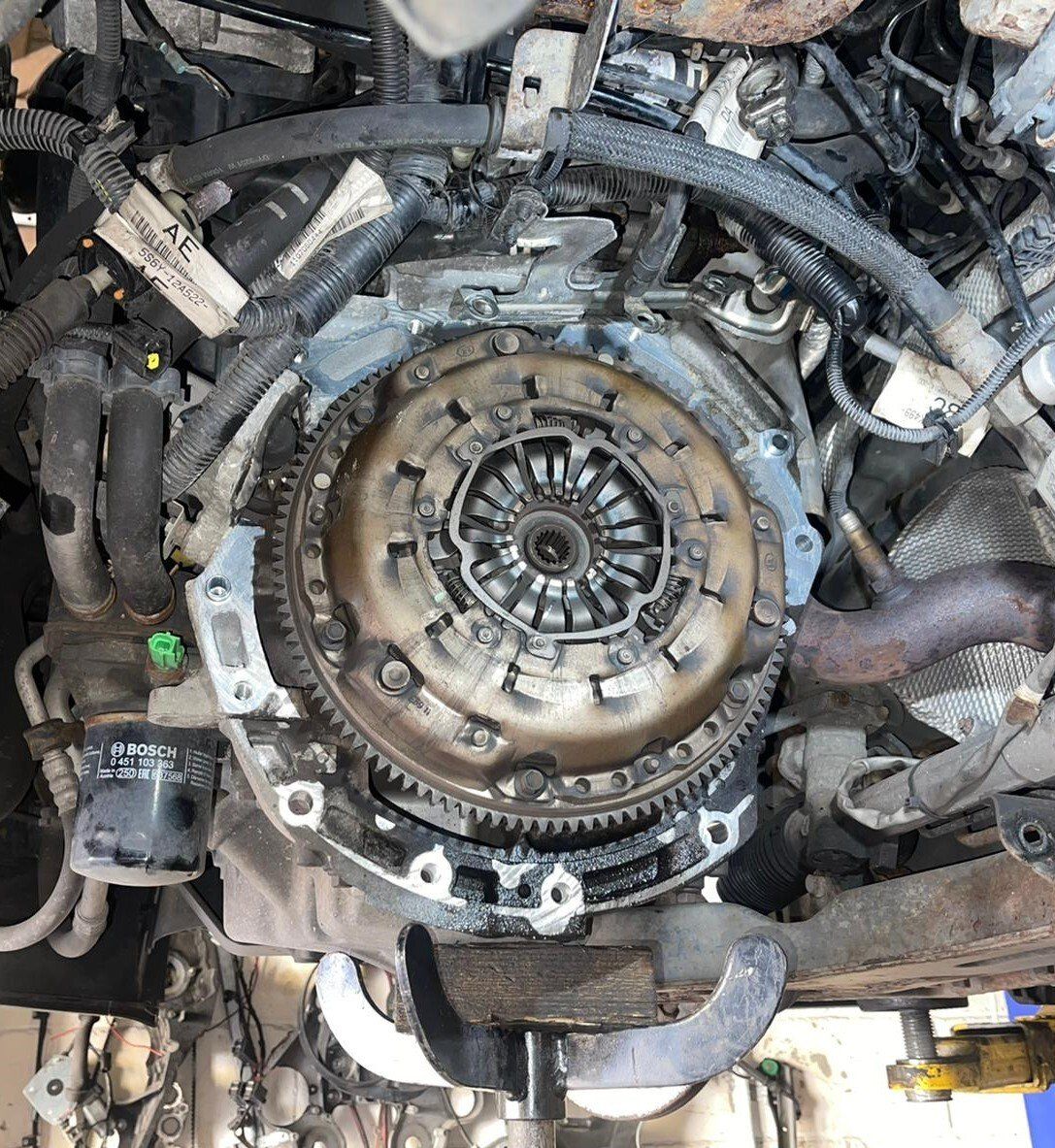 Worn clutch on a Ford Focus before replacement