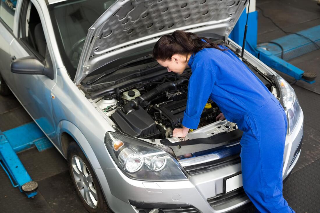Mobile Mechanic Reading carrying out a car service in Reading