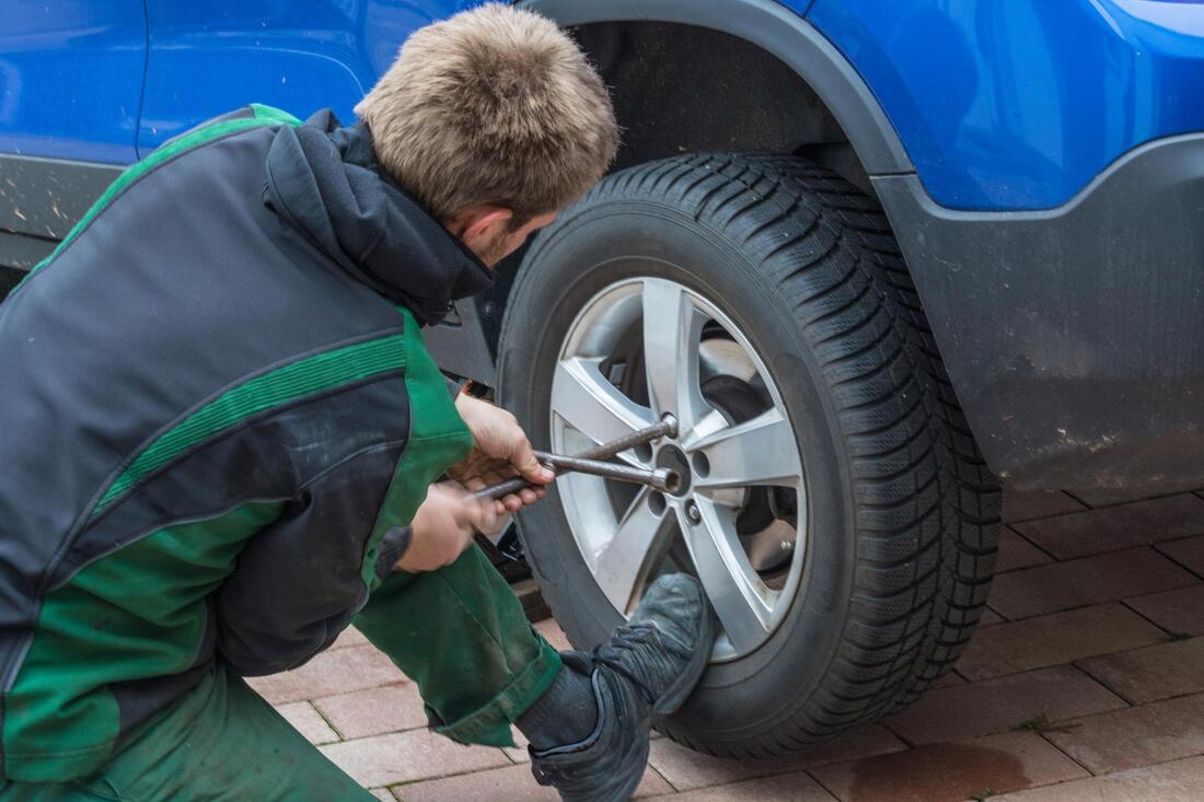 Mobile Tyre Fitting Reading tightening up a new tyre