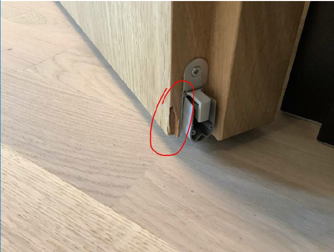 Eine Nahaufnahme einer Holztür mit einem roten Kreis darum.