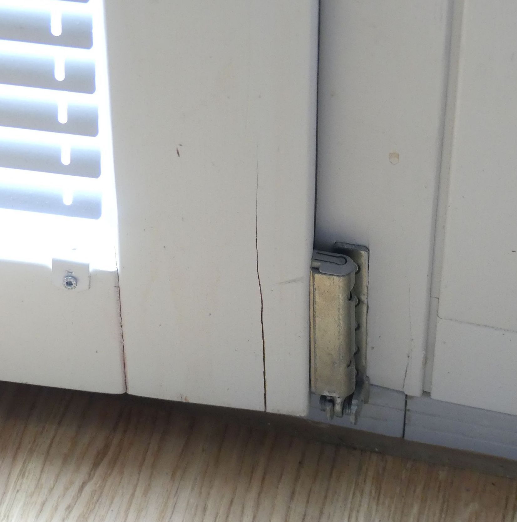 Eine Nahaufnahme eines Fensters mit Jalousien