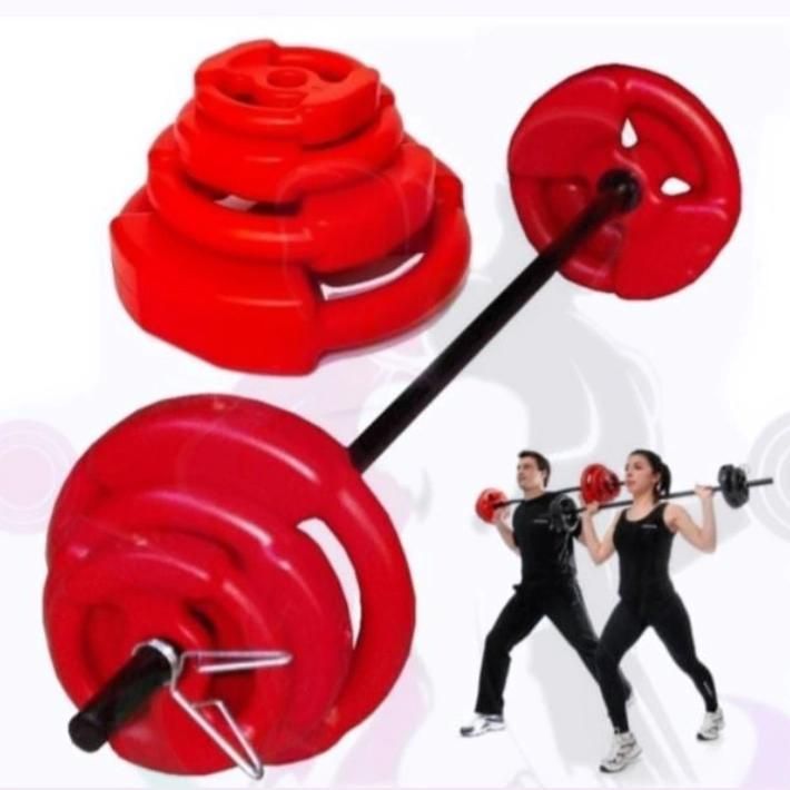 Un juego de pesas con discos rojos, que incluye una pila de discos y una barra completamente ensamblada, junto a dos personas que hacen ejercicio.