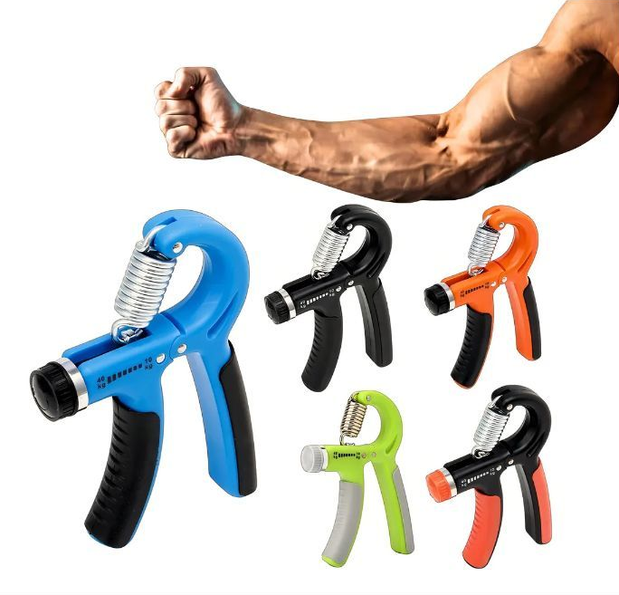 Un brazo musculoso y cinco fortalecedores de agarre ajustables en azul, negro, naranja, verde claro y rojo.