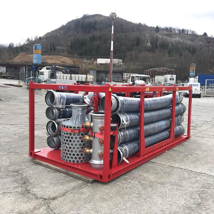 Telaio in metallo rosso che sostiene tubi neri arrotolati e un componente in metallo argentato all'esterno.