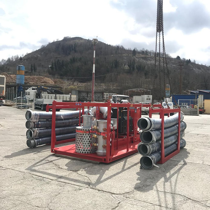 Attrezzatura industriale con cornice rossa e tubi flessibili avvolti all'esterno.