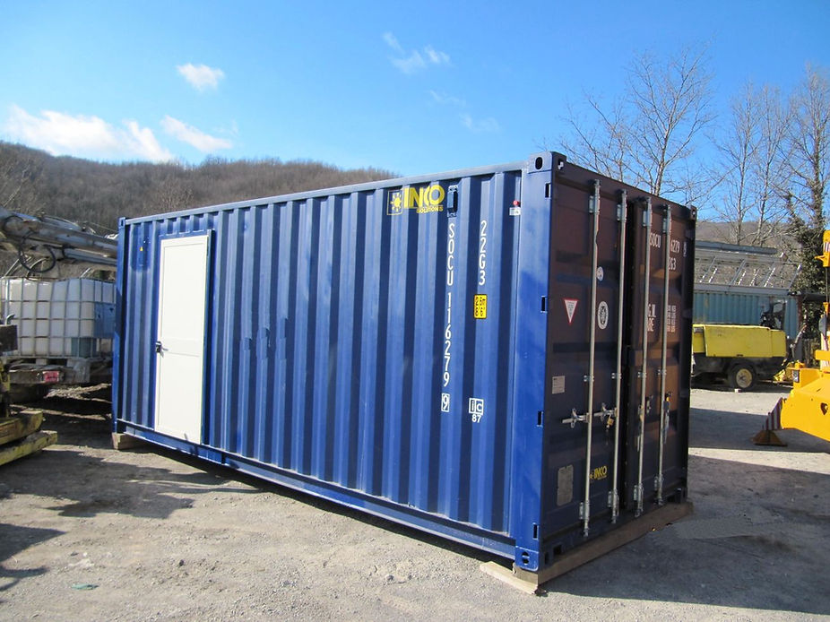 Container blu con porta bianca, all'aperto in una giornata di sole.