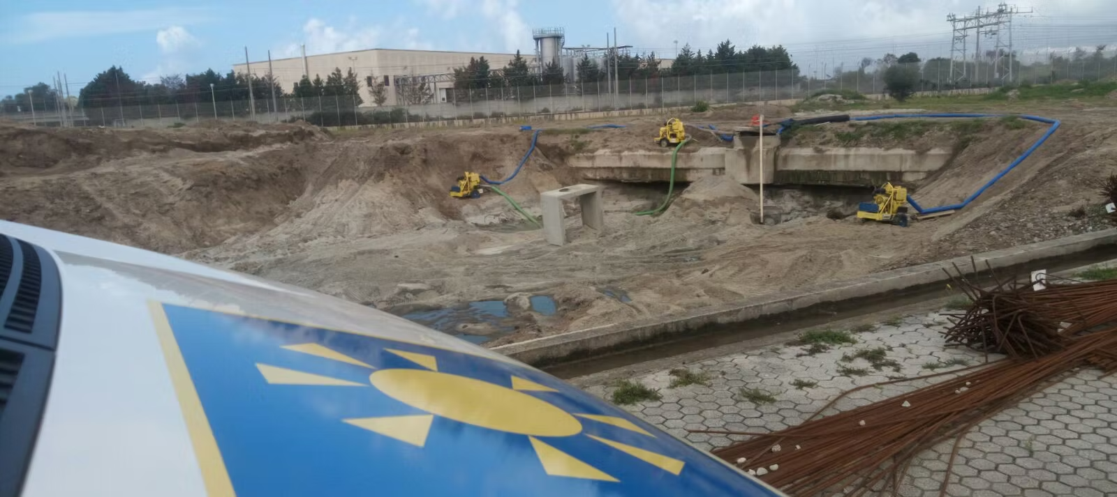 Cantiere con macchine movimento terra.