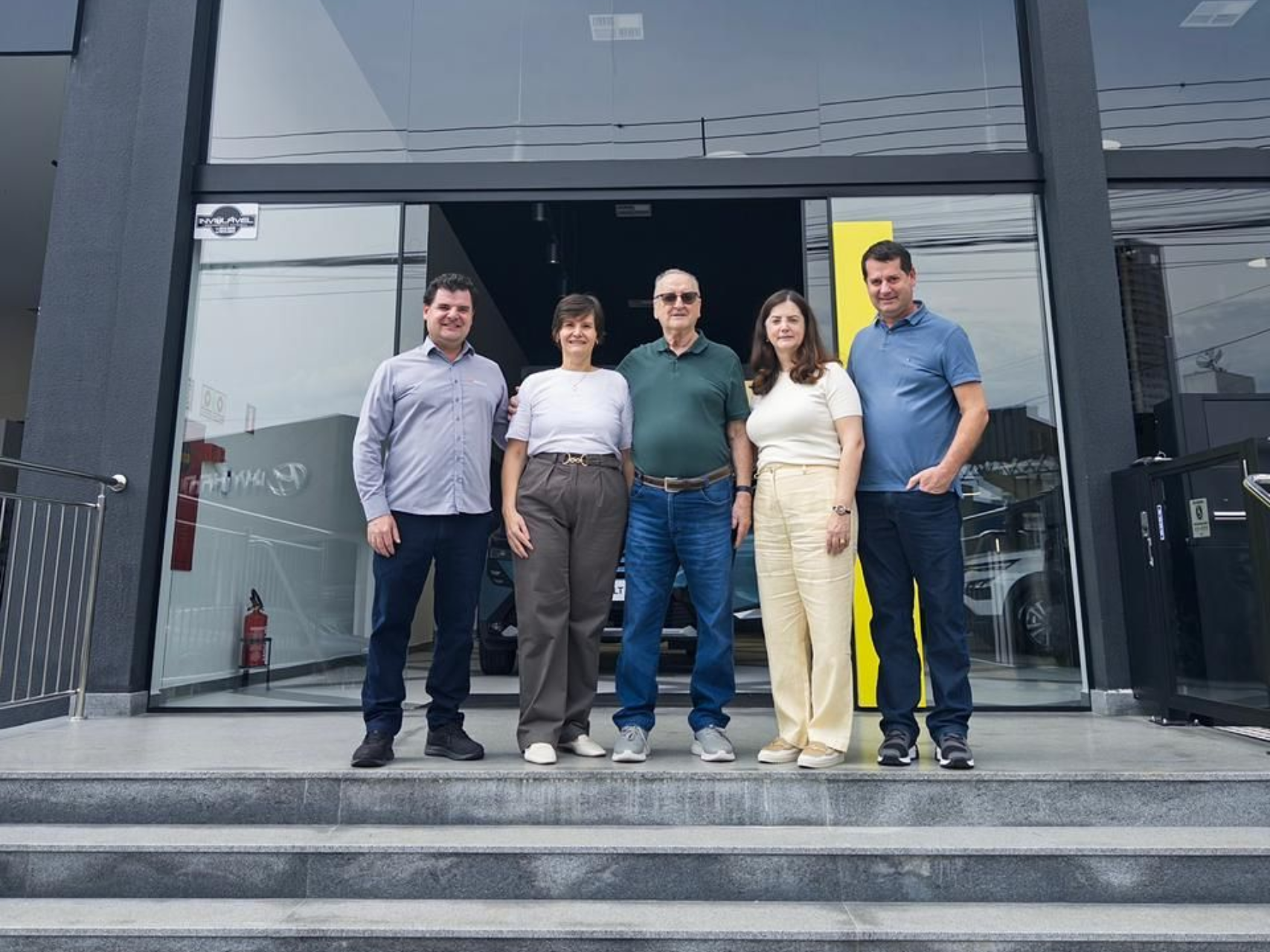 um grupo de homens de camisa branca posando para uma foto