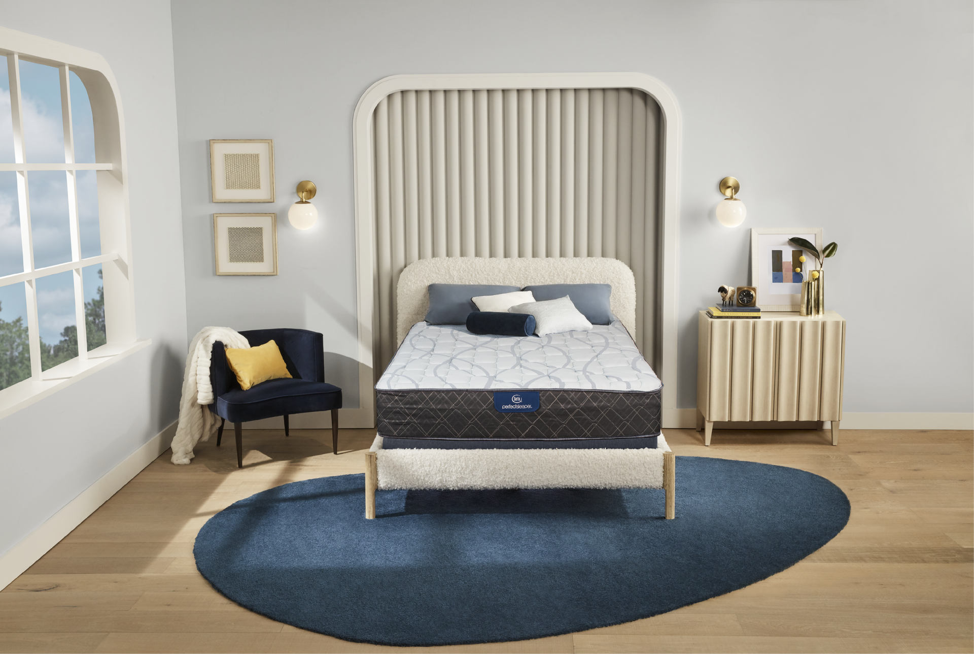 Un dormitorio con cama, silla, mesita de noche y alfombra.