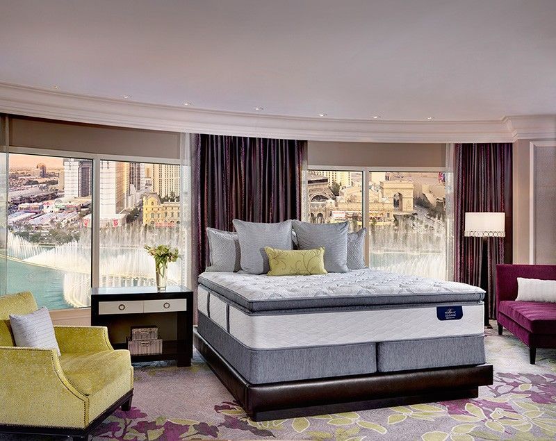 Hay una cama grande en el medio de la habitación.