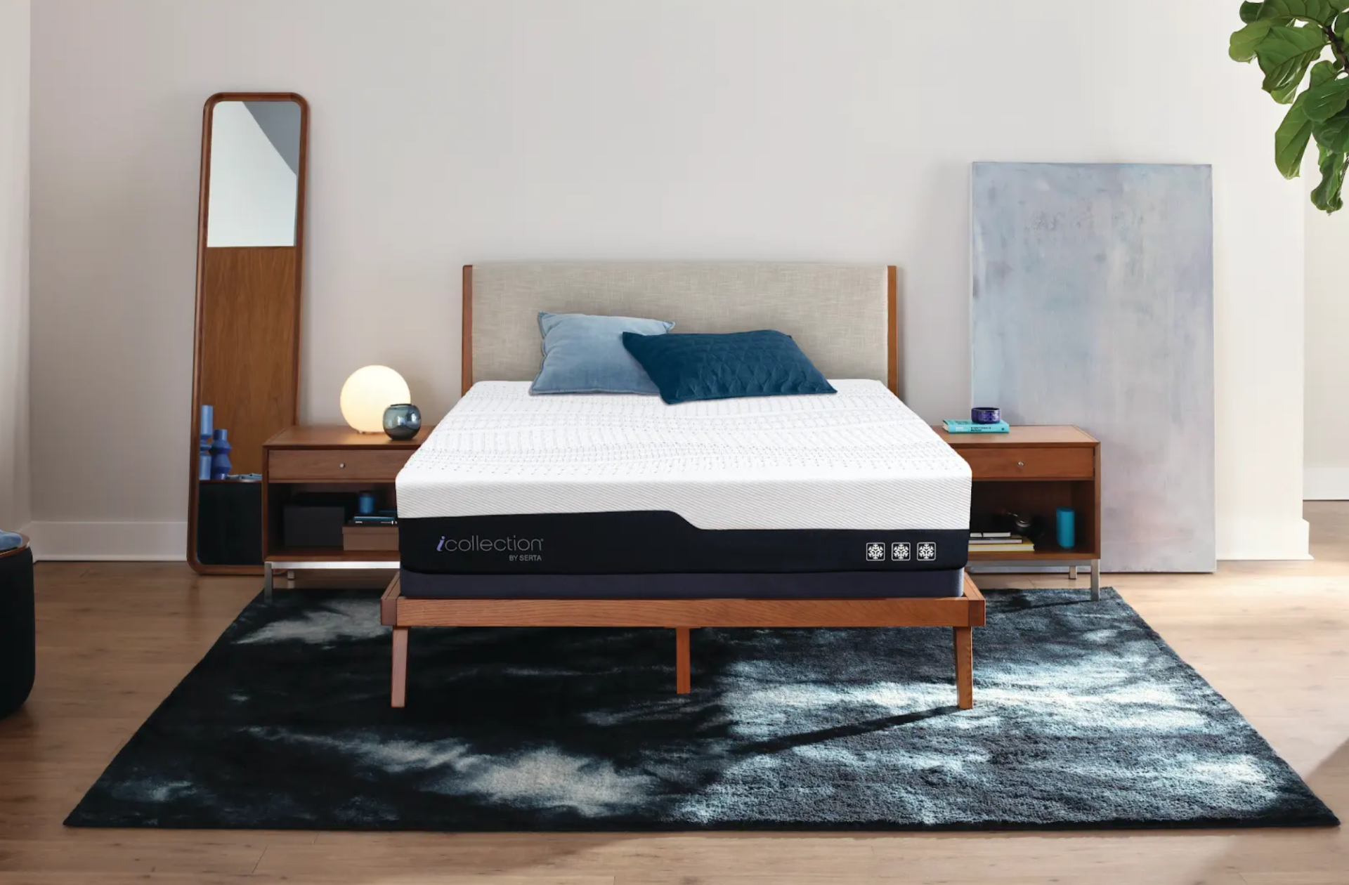 Dormitorio con cama, mesitas de noche, alfombra, espejo y combinación de colores neutros.