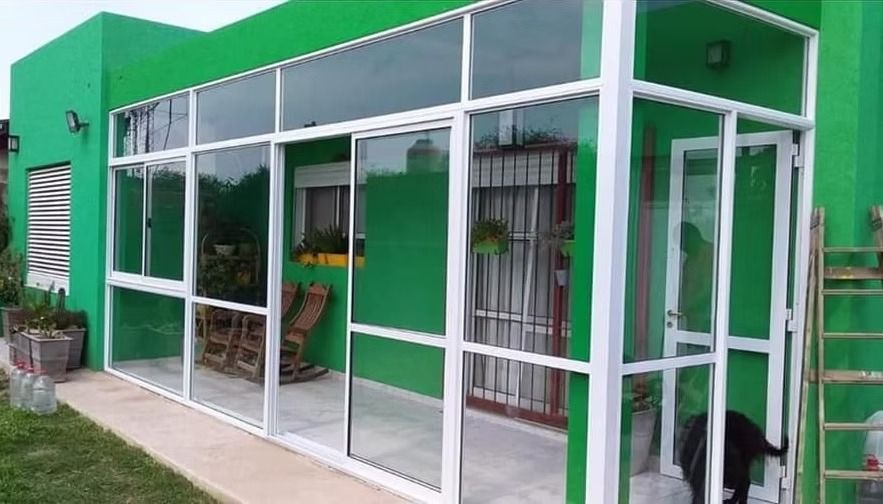 Un letrero morado y blanco en la fachada de la tienda dice 
