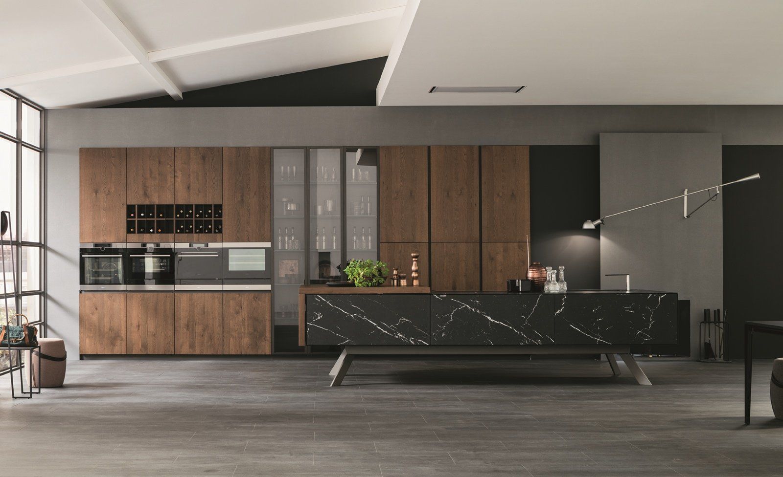 Cucina con colonne ed isola in legno e laminato