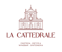 Logo de La Cattedrale con il disegno stilizzato di una cattedrale e testo rosso su sfondo bianco.