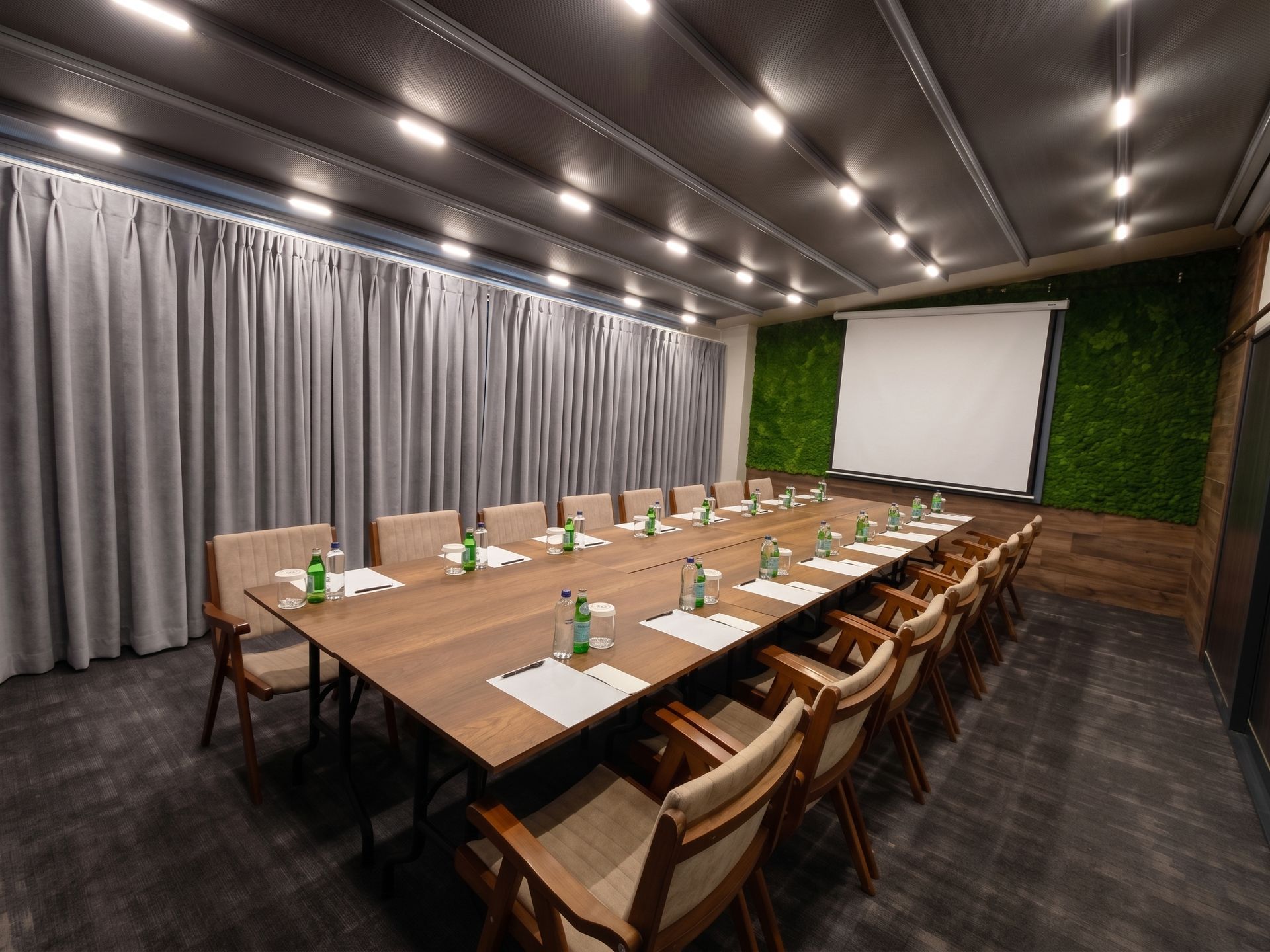 Izz Hotel Koşuyolu | İstanbul |Conference room with long table, tan chairs, projector screen