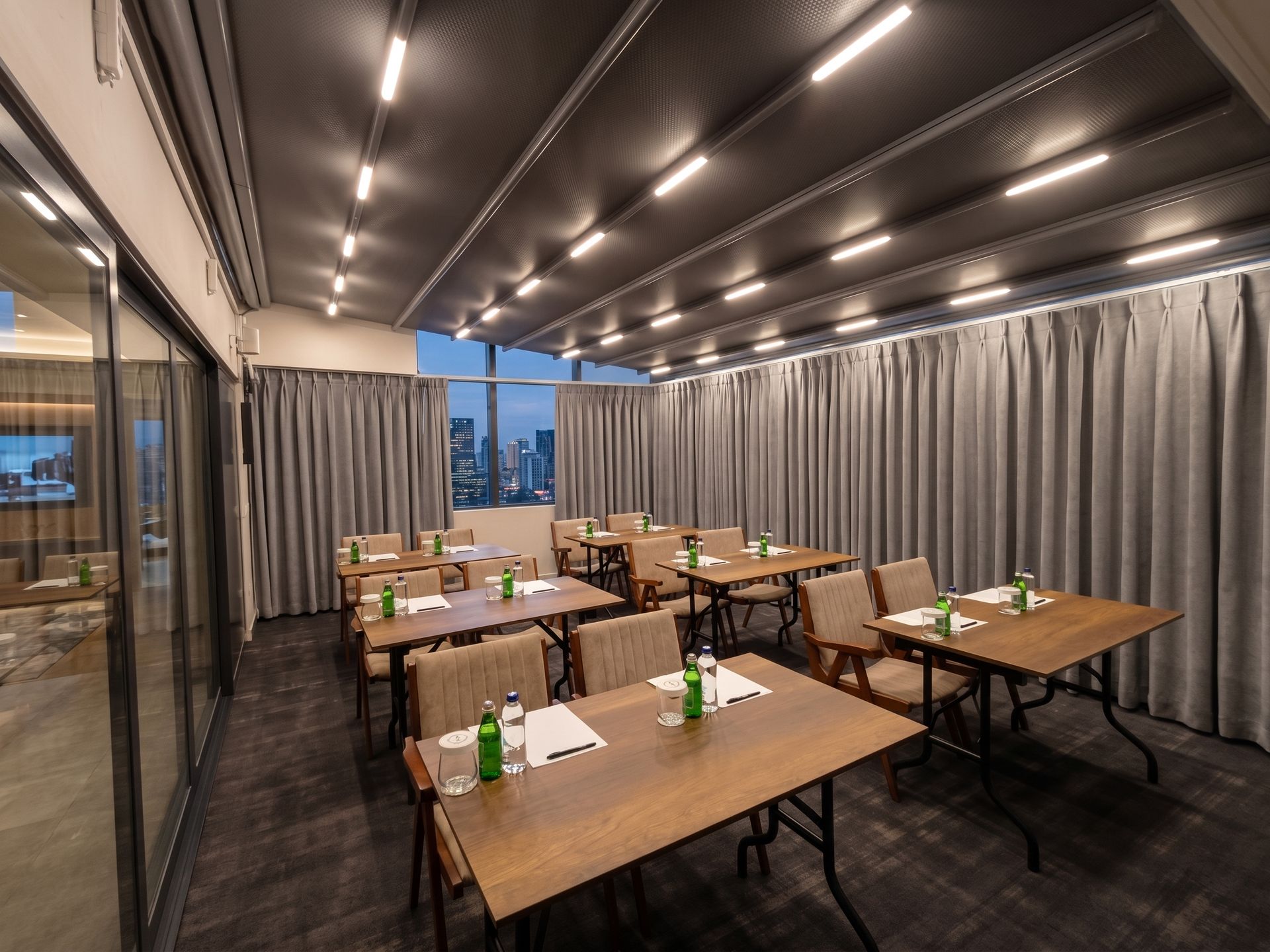 Izz Hotel Koşuyolu | İstanbul | Empty banquet room with set tables, gray curtains