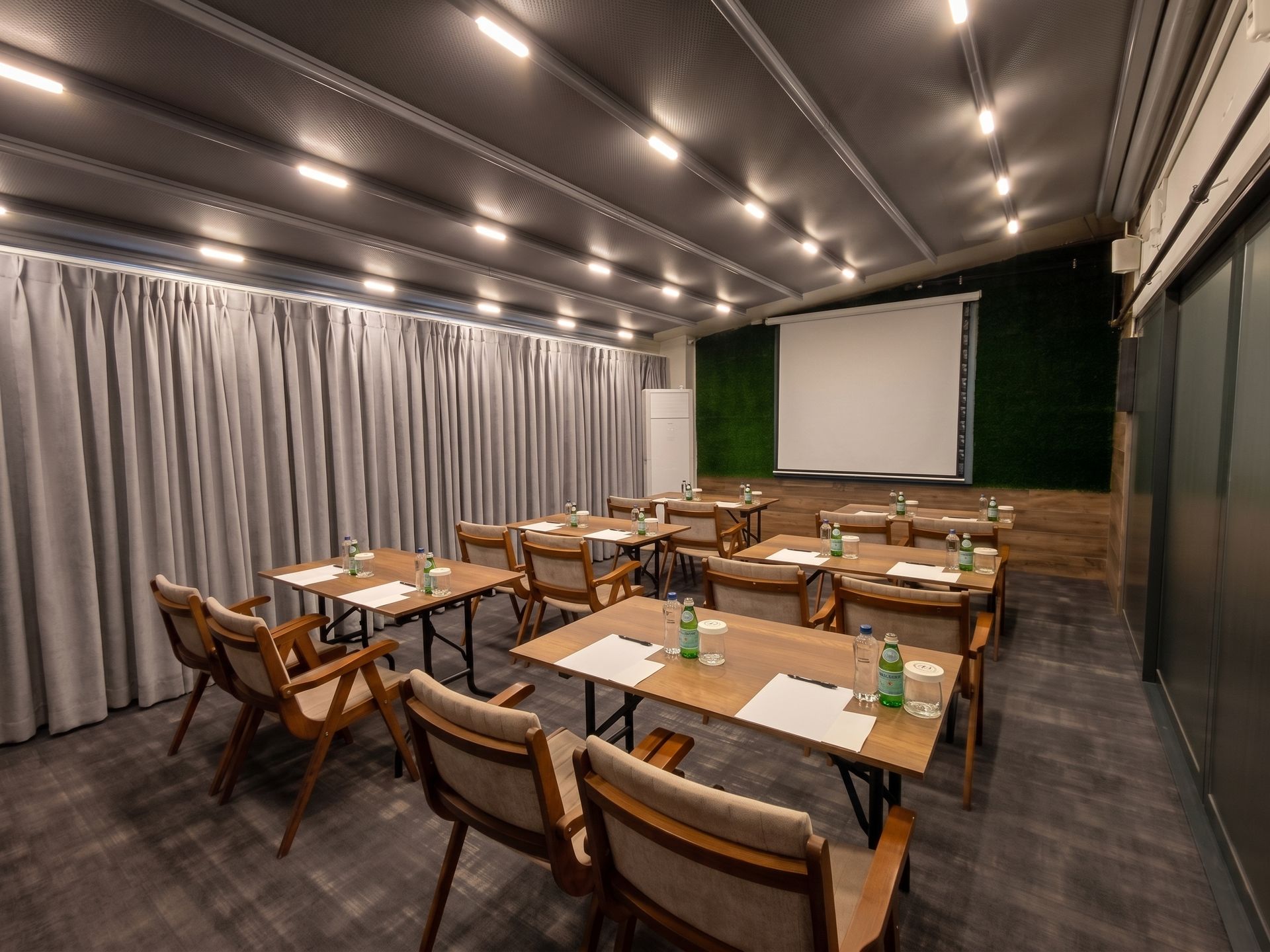 Izz Hotel Koşuyolu | İstanbul |Empty conference room with tables, chairs, projector screen