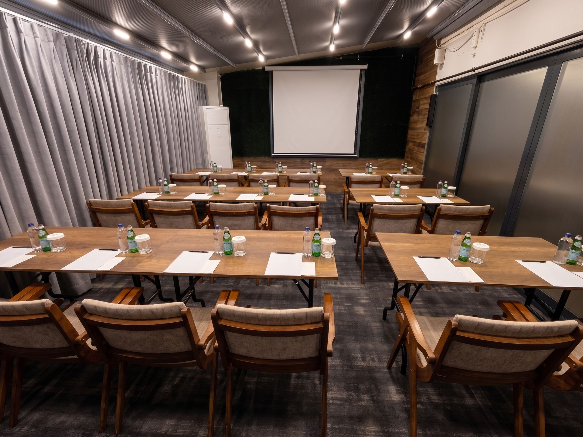 Izz Hotel Koşuyolu | İstanbul |Empty conference room with tables, chairs, projector screen