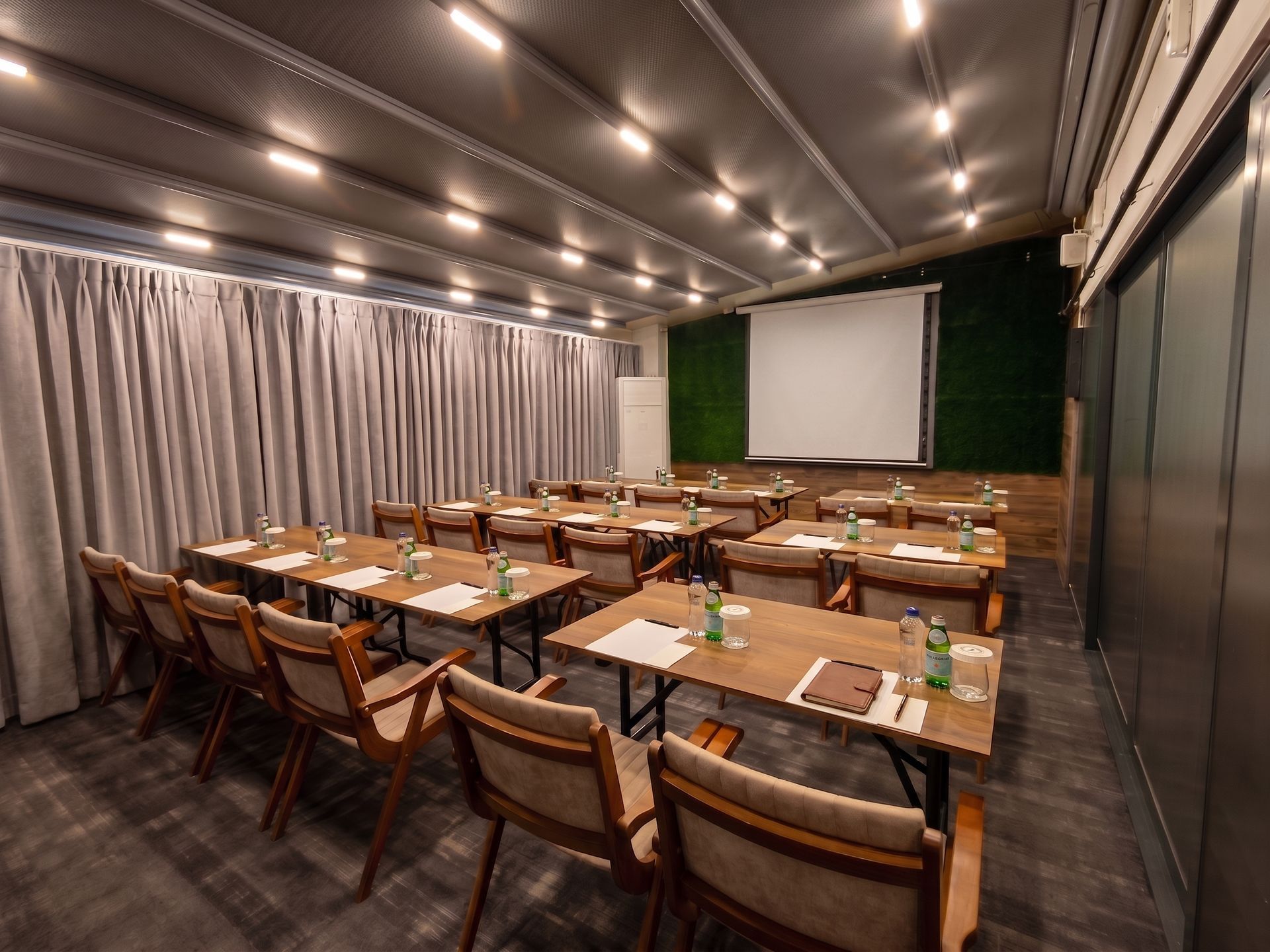 Izz Hotel Koşuyolu | İstanbul | Empty modern dining room with neatly set tables, chairs