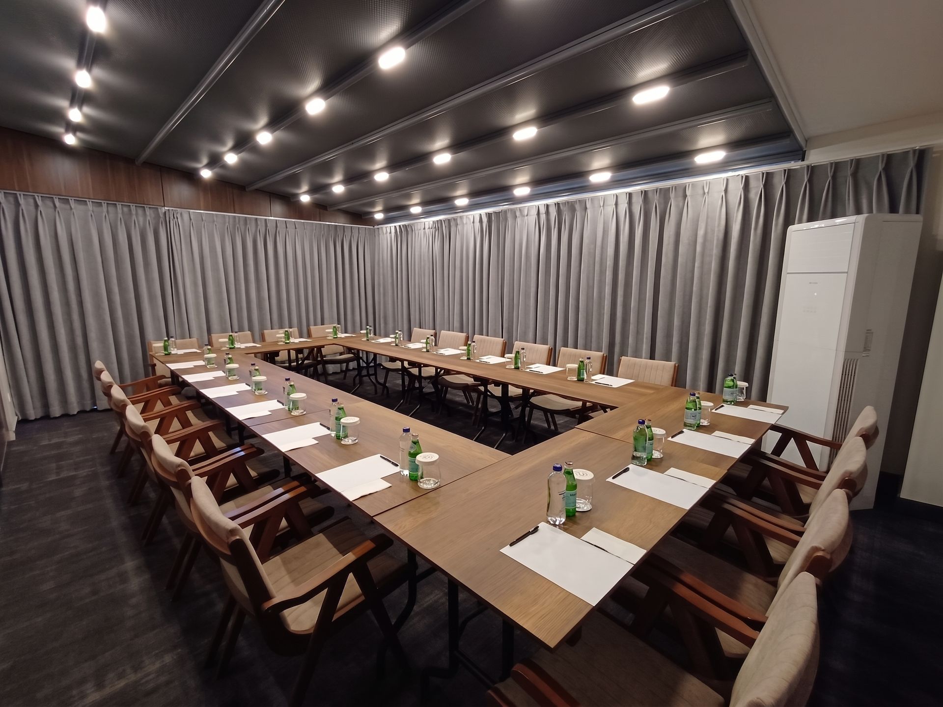 Izz Hotel Koşuyolu | İstanbul | Large conference room with a U-shaped table, wooden chairs, gray curtains