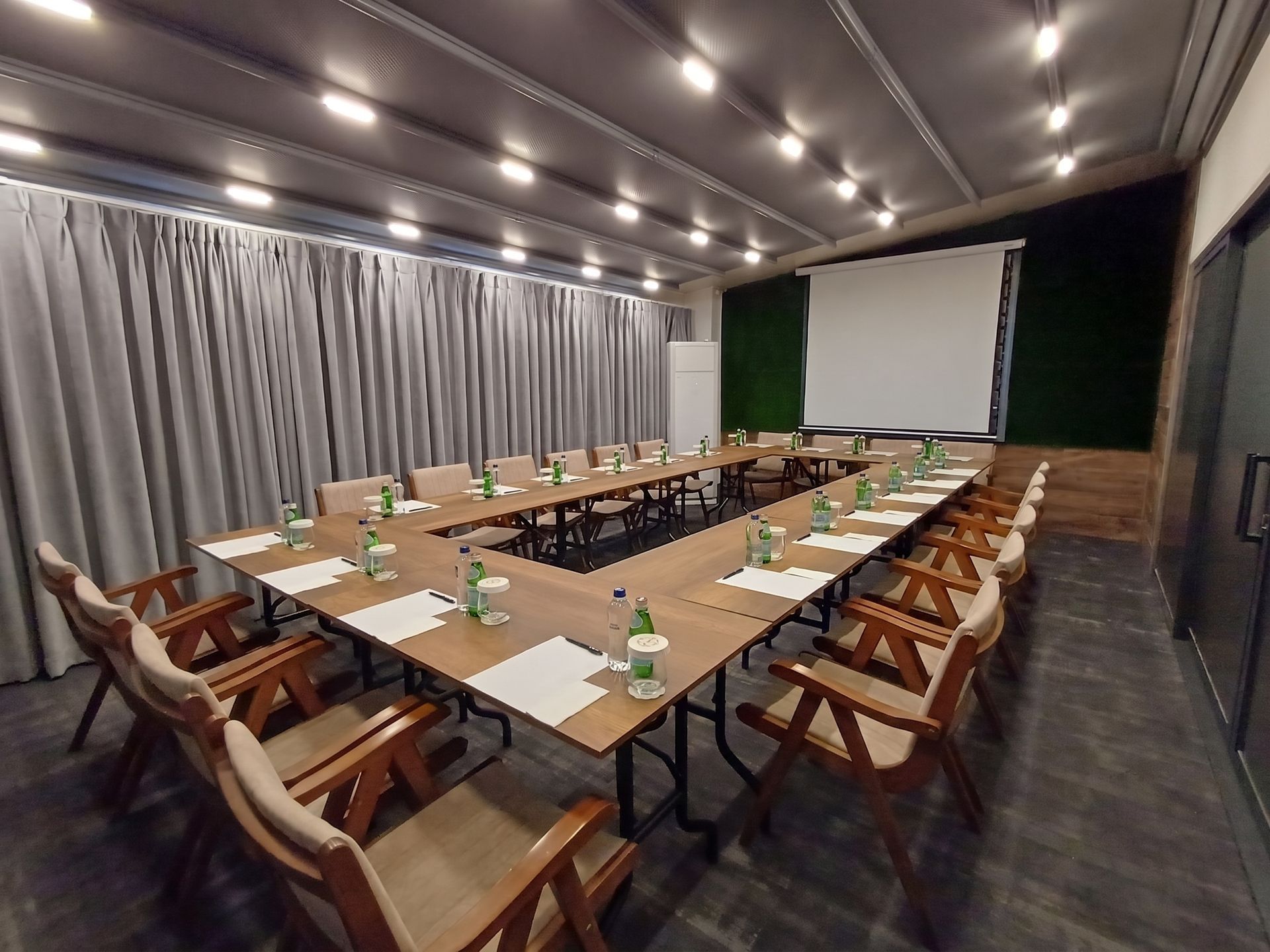 Izz Hotel Koşuyolu | İstanbul | Conference room with U-shaped tables, chairs, projector screen