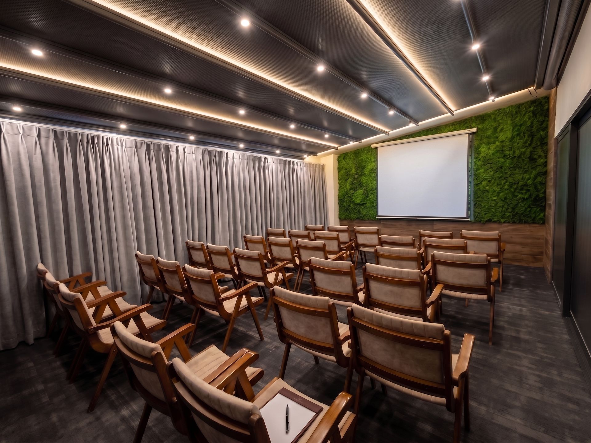 Izz Hotel Koşuyolu | İstanbul | Small modern auditorium with wooden chairs, curtain wall, ceiling lights