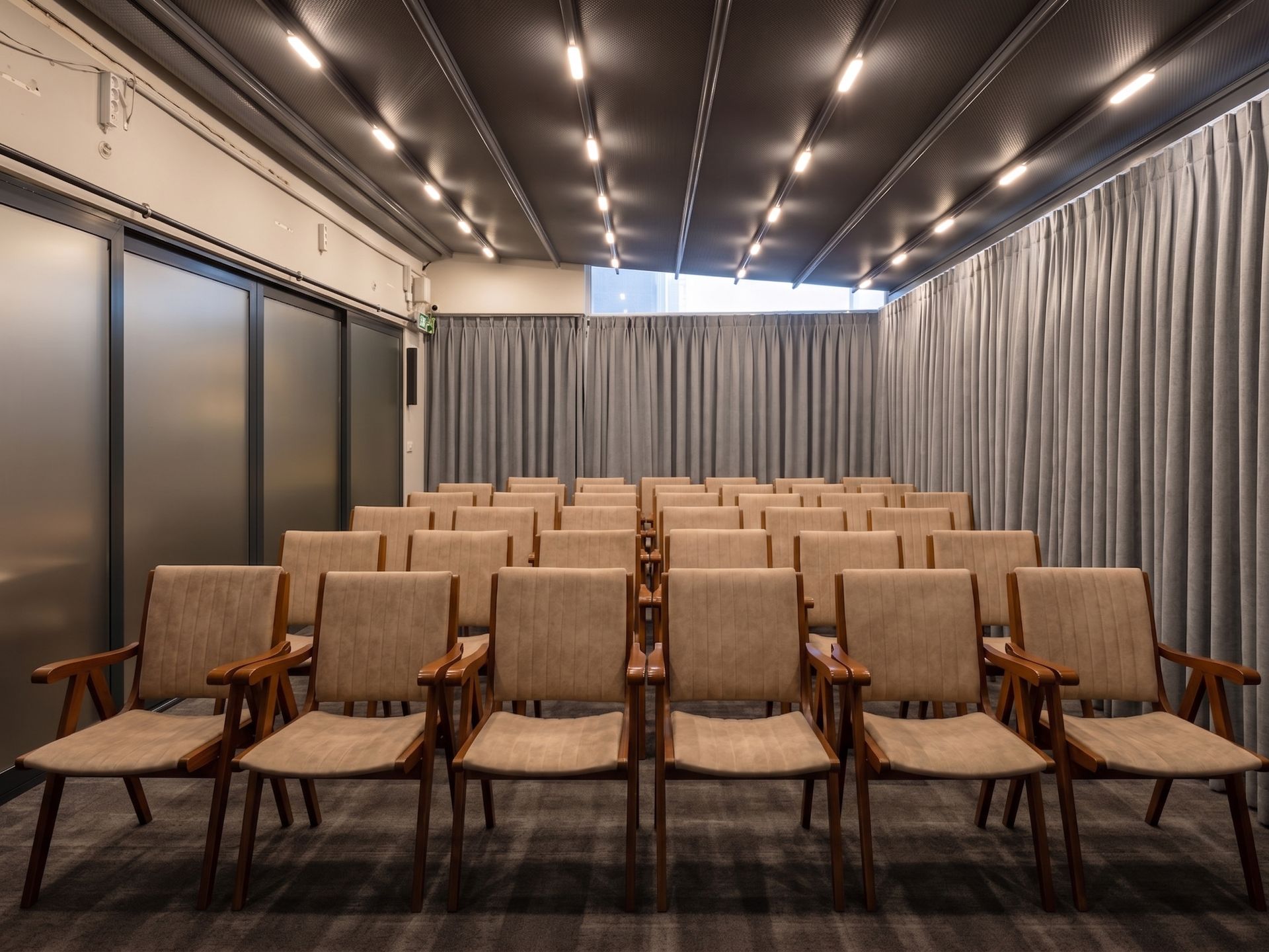 Izz Hotel Koşuyolu | İstanbul | Modern auditorium with rows of empty tan chairs, gray curtains