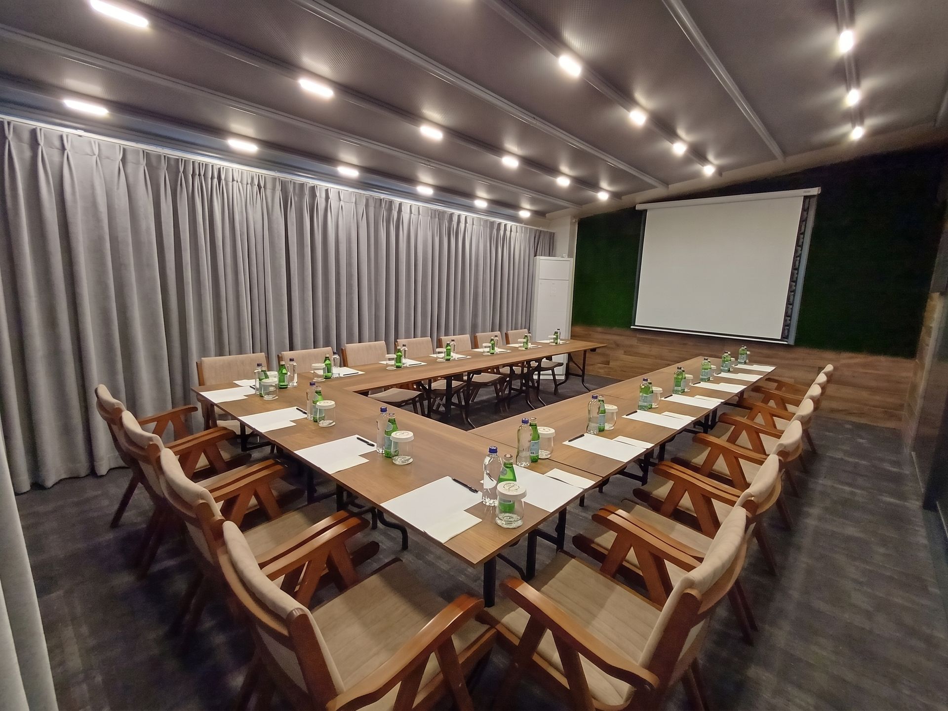Izz Hotel Koşuyolu | İstanbul |Conference room with U-shaped table, wooden chairs, projector screen