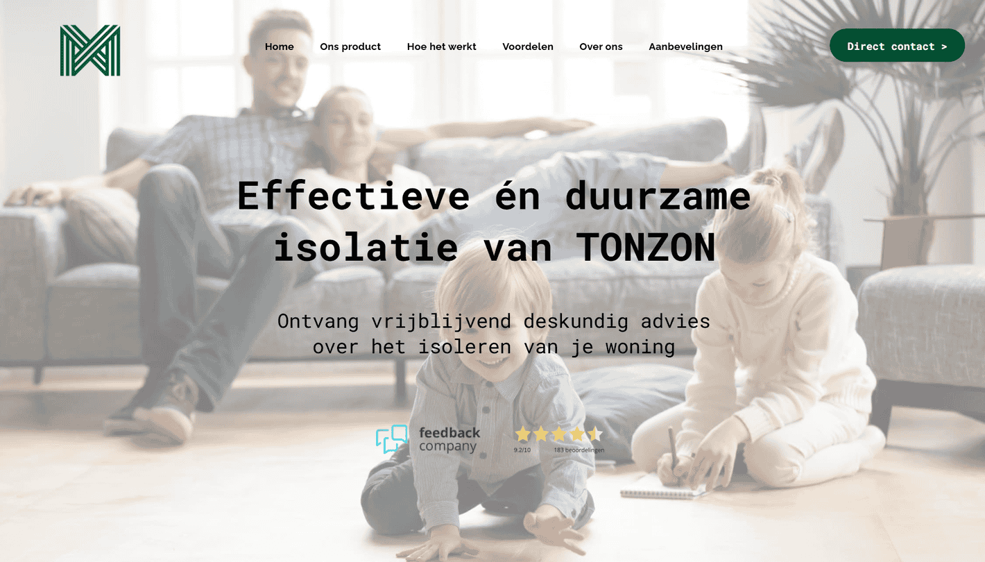 Bekijk de website Een gezin zit op een bank in de woonkamer.
