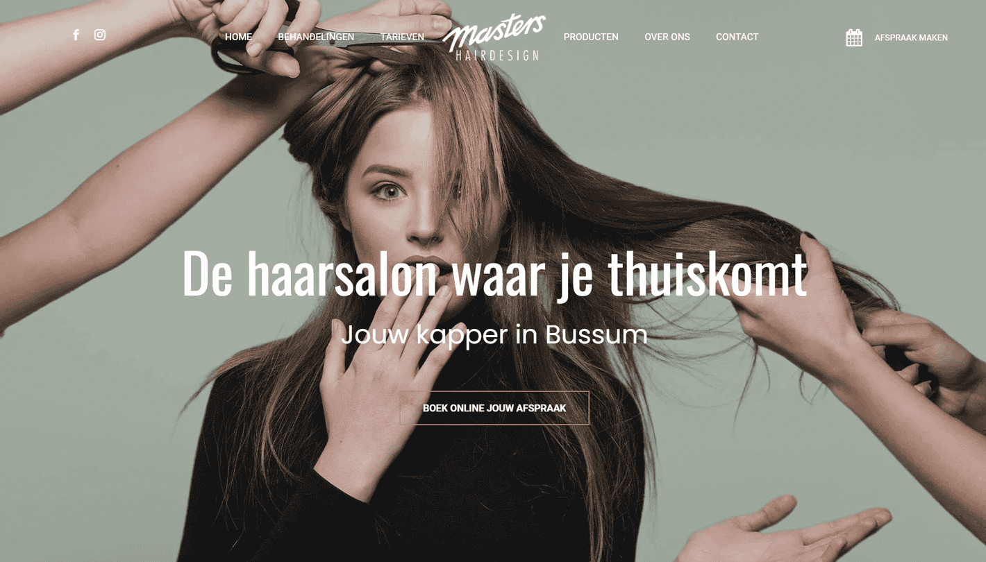 Bekijk de website Een vrouw laat haar haar knippen in een kapsalon.