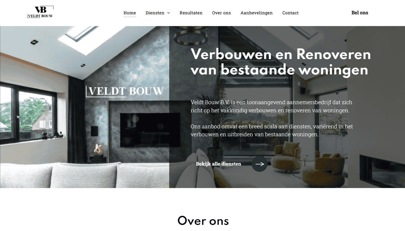 Bekijk de website Een woonkamer met een bank en een televisie aan de muur.