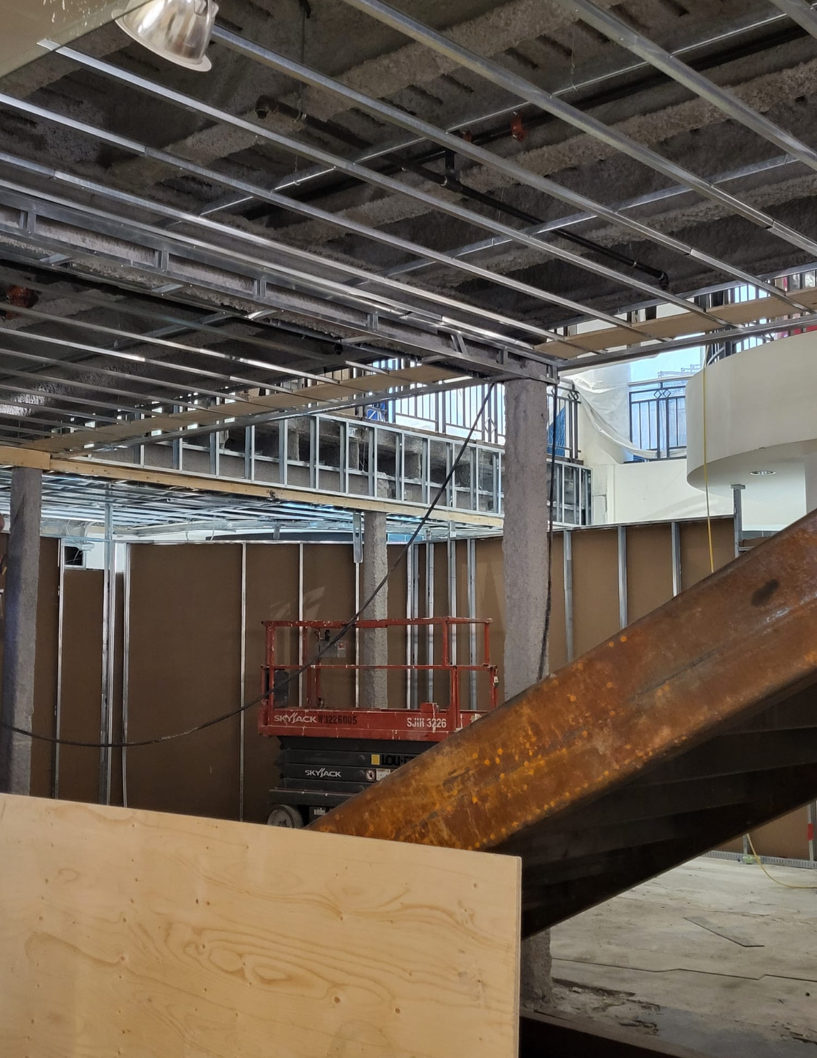 Un escalier est en cours de construction dans un immeuble en construction