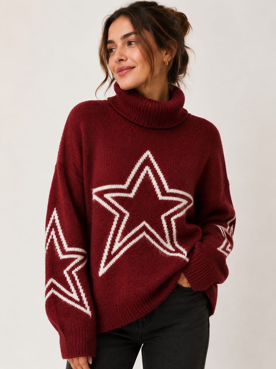 Mujer con jersey de cuello alto color burdeos