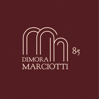 logo della Dimora Marciotti 85 su fondo rosso