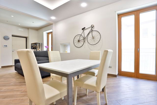 tavolo in soggiorno con bici appesa a parete