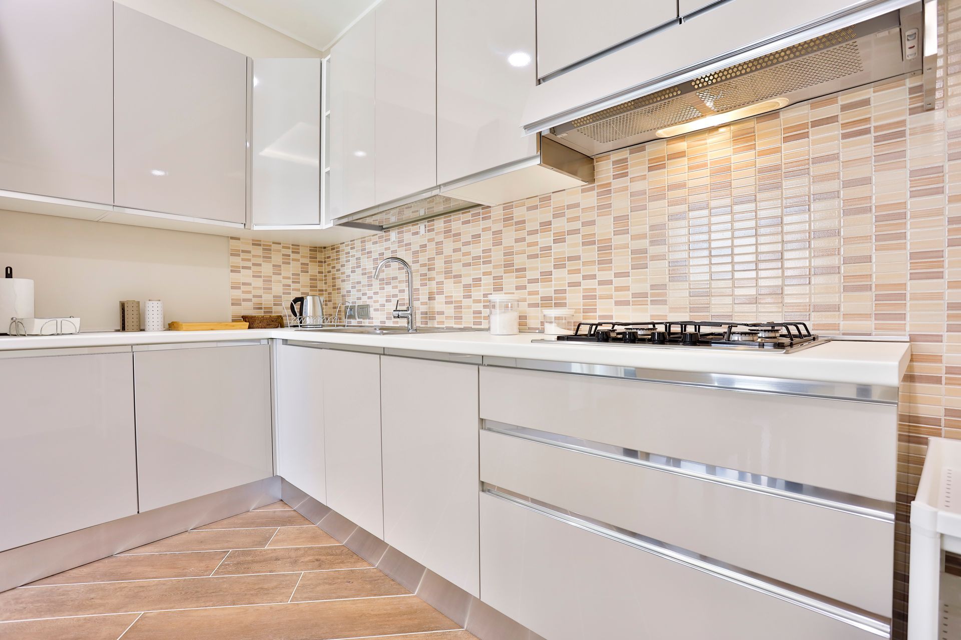 Cucina della struttura con mobili bianchi e un forno.