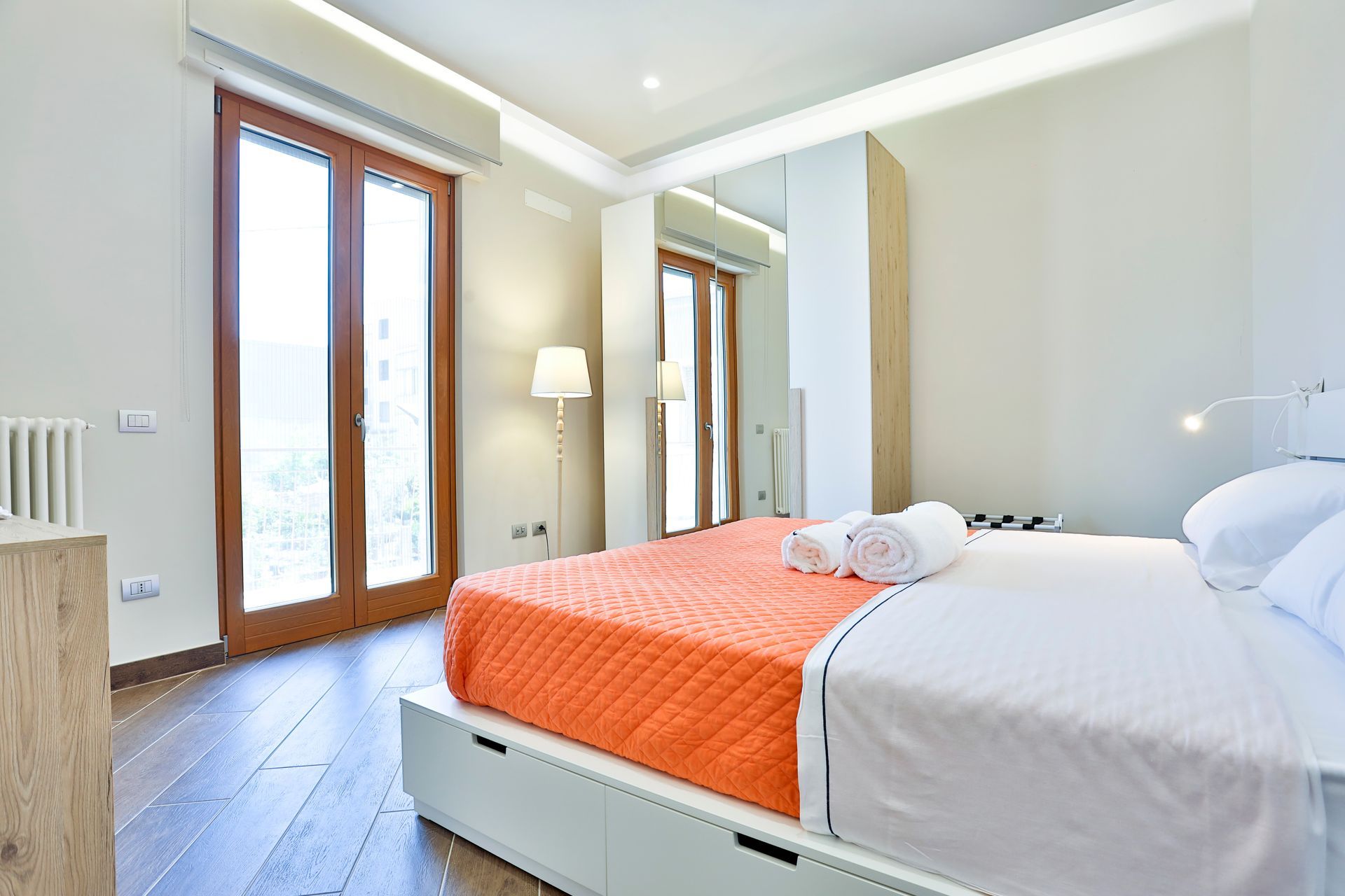 Camera da letto con letto king size e un'ampia finestra.