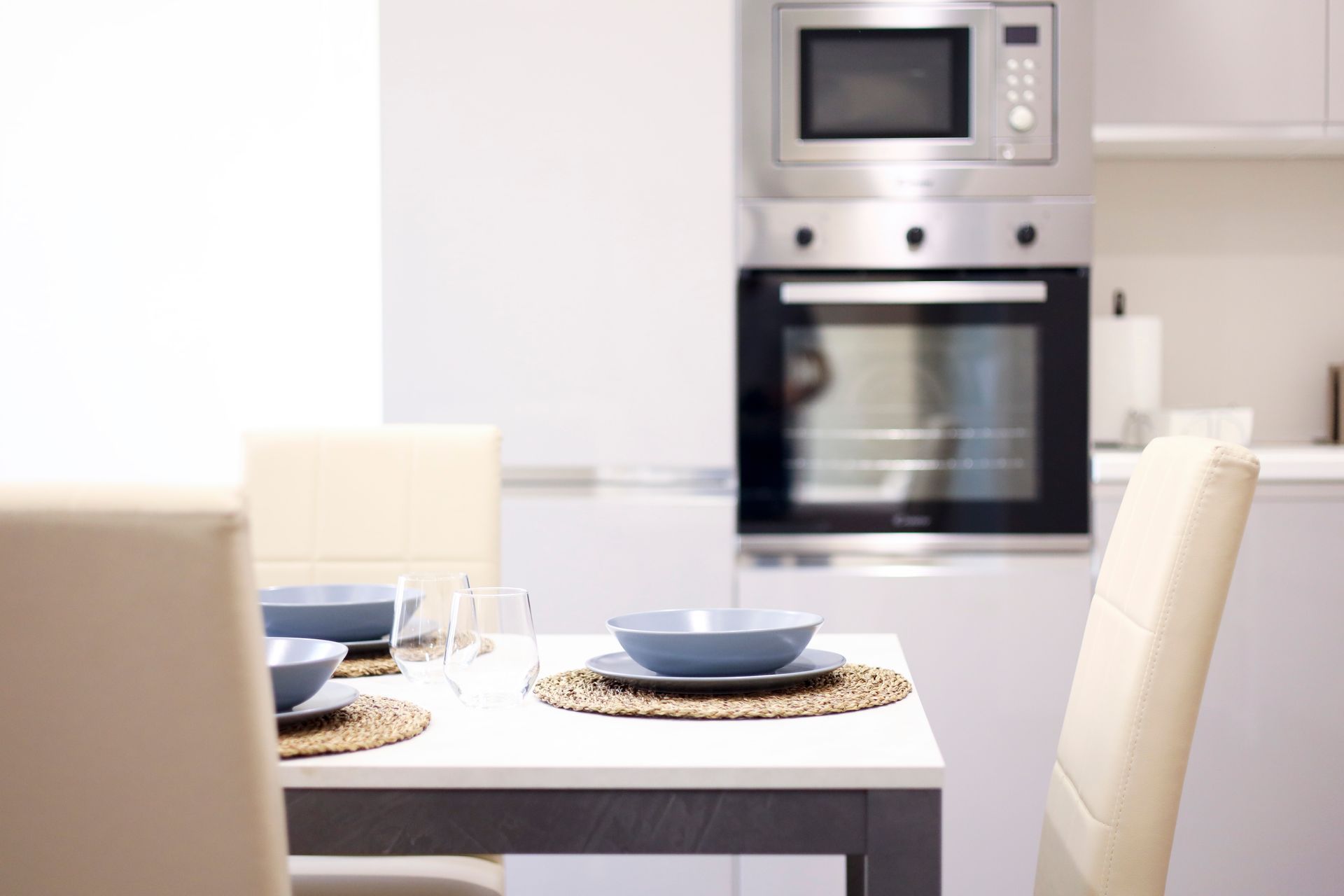 Cucina con tavolo e sedie e forno a microonde