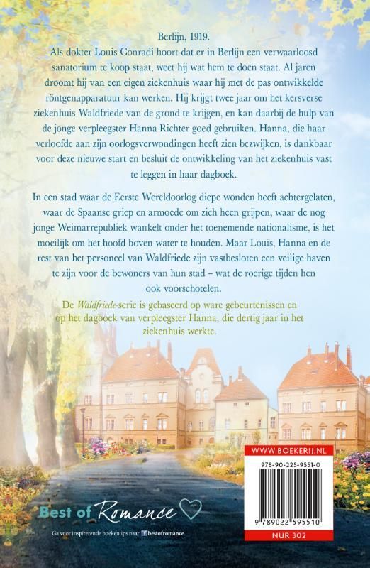 Boekcover: Een persoon loopt onder een zonnige hemel naar een imposant gebouw.