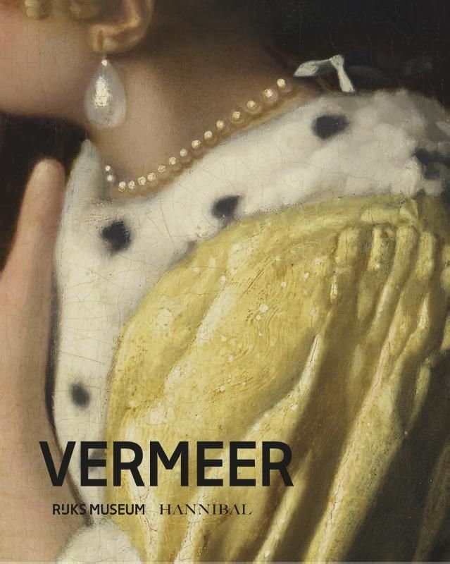 Boekcover: Detailopname van een schilderij van Vermeer; een vrouw met een pareloorbellen, een halsketting, een gele jurk en een met bont gevoerde mantel.