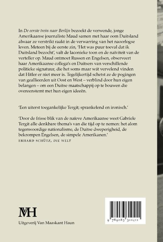 Vrouw in stijlvol pak op een treinstation, met paraplu en fles in haar handen. Boekcover.