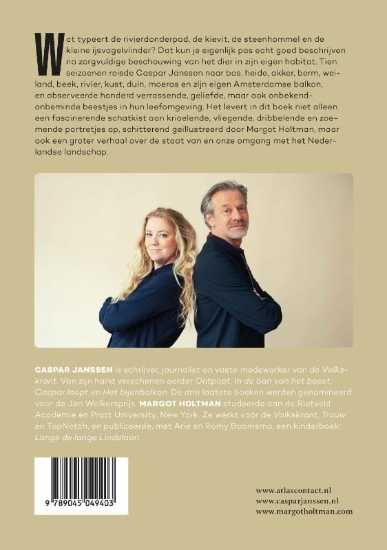 Boekcover: Een kraanvogel, een konijn en vogels bovenop een everzwijn, met de titel 