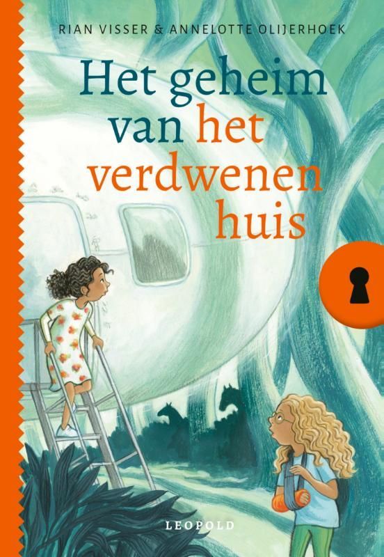 Boekcover: Meisjes kijken naar een voertuigachtig bouwwerk in een bos. Tekst in het Nederlands: 