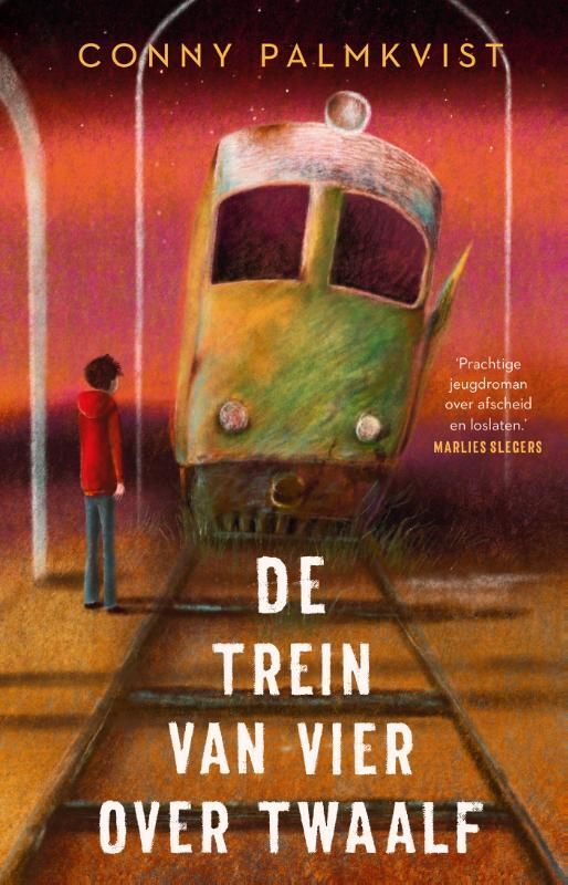Boekcover: Jongen op het spoor, kijkend naar een vervallen groene trein tegen een zonsondergang. Titel: 